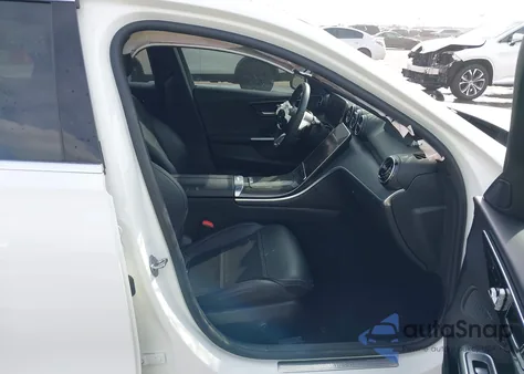 2022 Mercedes-Benz C 300 4Matic z USA, uszkodzony, nr VIN W1KAF4HB8NR037922